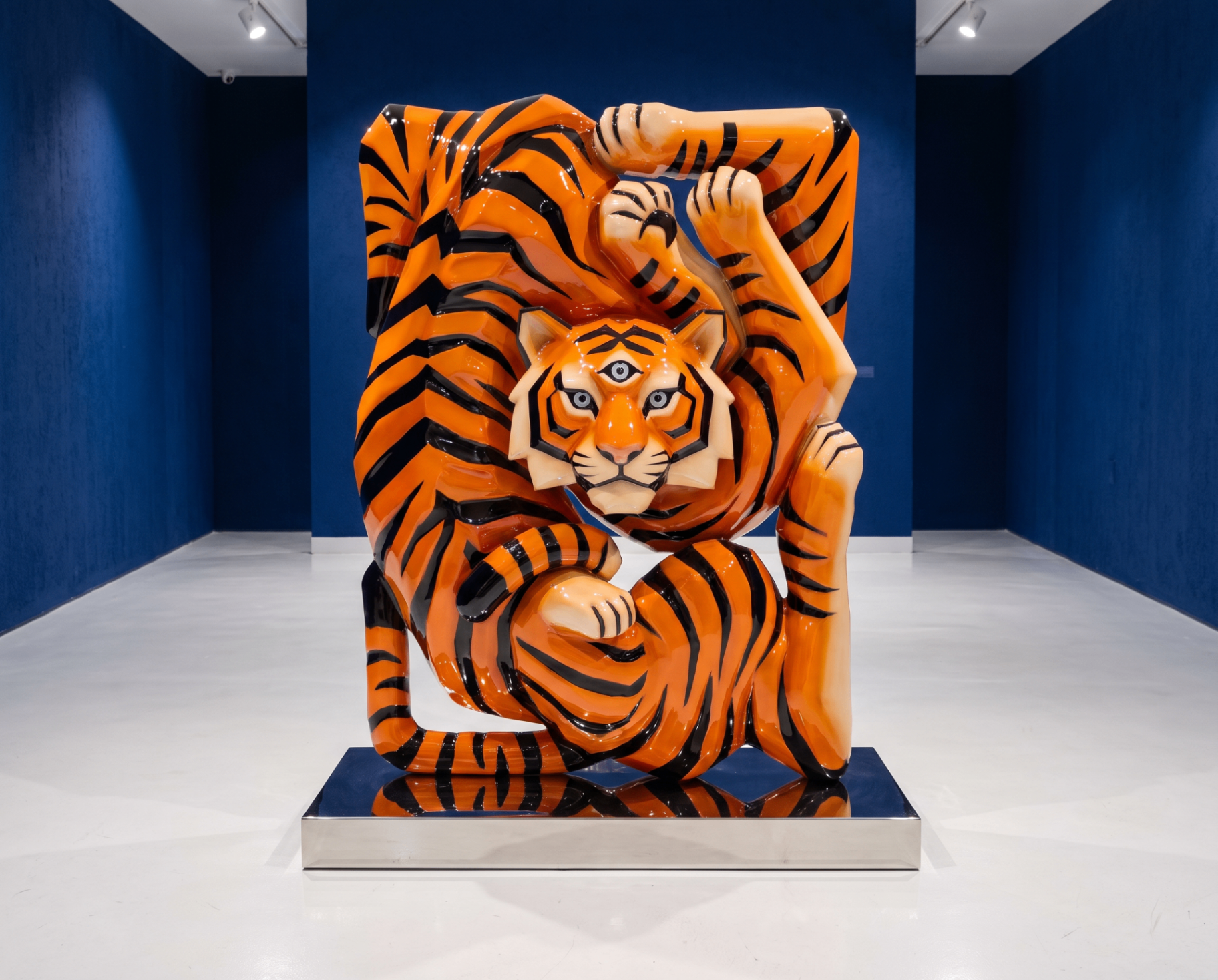 Escultura vibrante de tigre em galeria